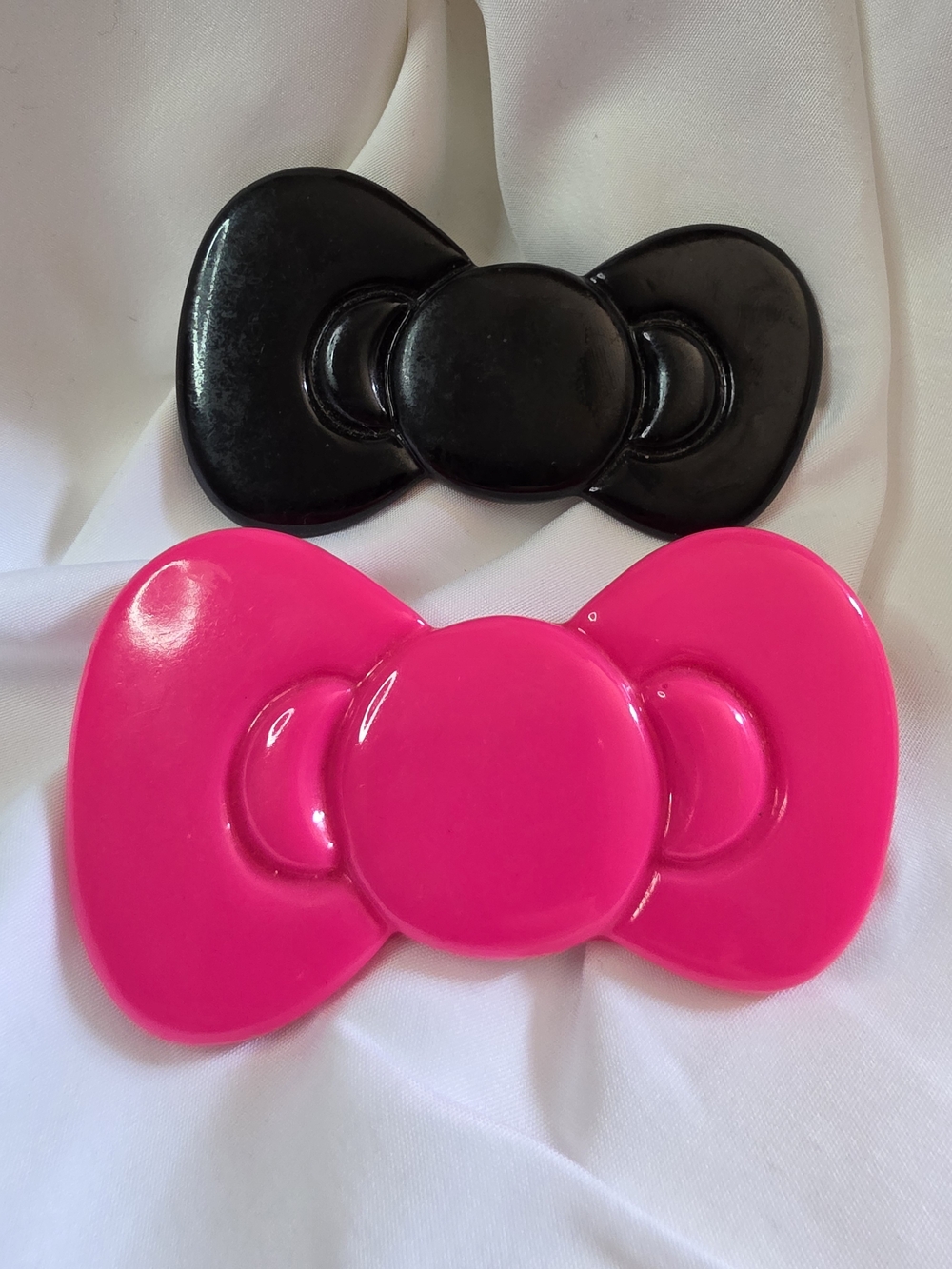 Plastic Black & Pink Hello Kitty Hair Bows.